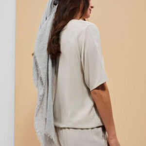 Szal z drobnym metalicznym nadrukiem szary