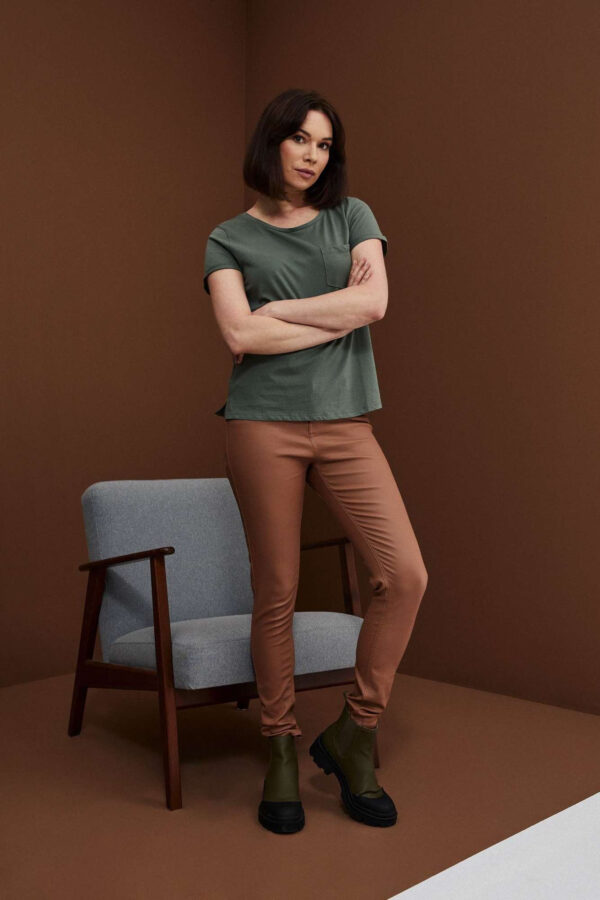 bd61fec2037b9b36d1f8b6364c033b214ad7d570 Woskowane spodnie typu rurki kawowe