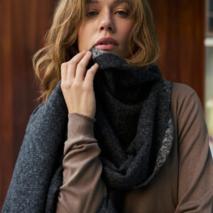 Gładki szal ciemnoszary