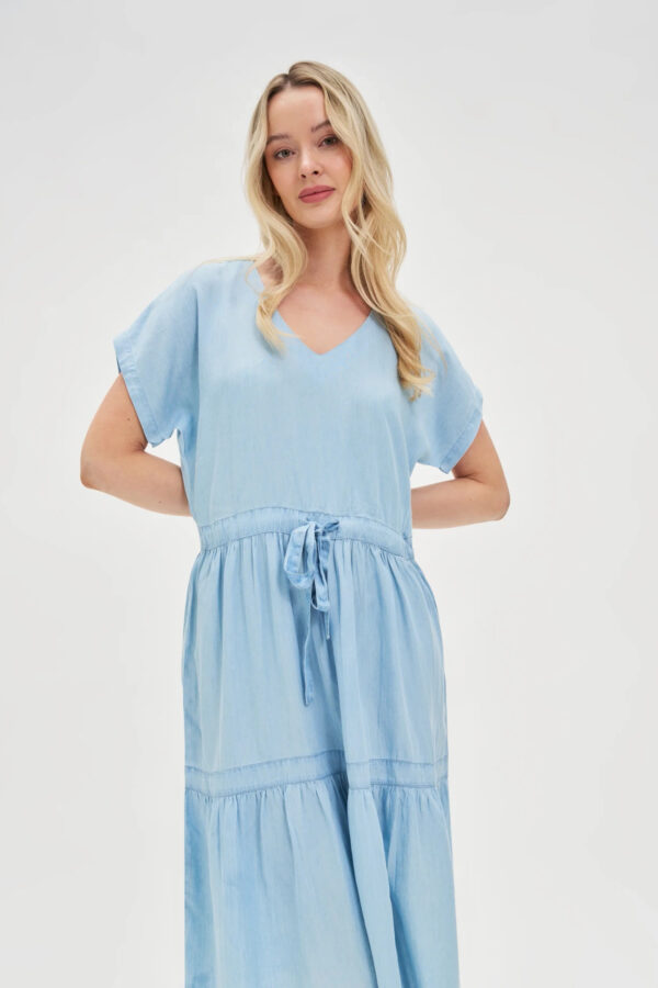 be79d1f4d13f3f2591f2de7d1c05c9979a939728 Sukienka midi z lyocell błękitna