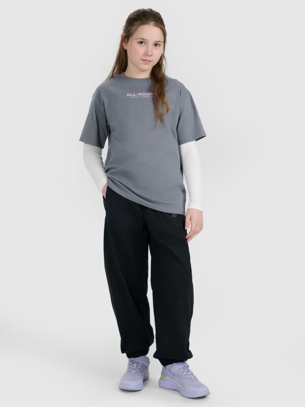 c039c31f5832836b8a0e13836dbb3fbe71389f73 4F T-shirt oversize z nadrukiem dziewczęcy - szary 128 (7-8 lat)