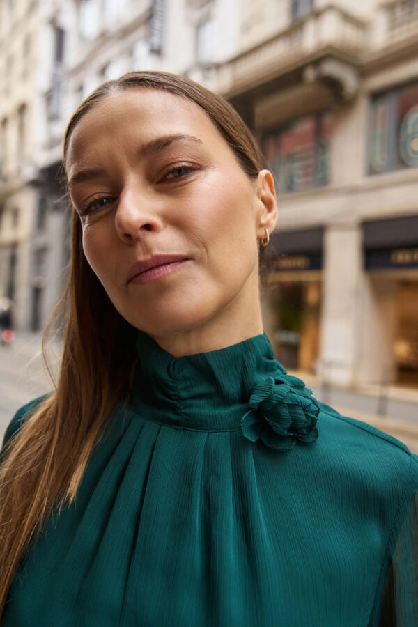 c2f40aef71f6cfe3a7fbec30f45334aaa5235156 Koszula z kwiatem zielona