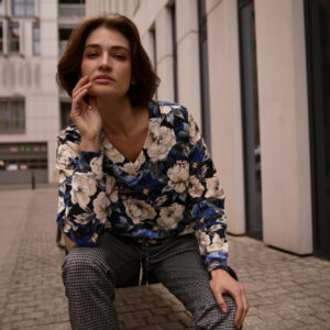 Bluza w kwiaty z dekoltem w serek czarna