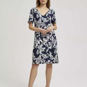 Sukienka o prostym fasonie w kwiatowy wzór granatowa
