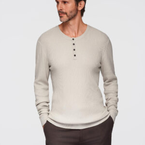 Męski prążkowany sweter z guzikami przy dekolcie - beżowy V3