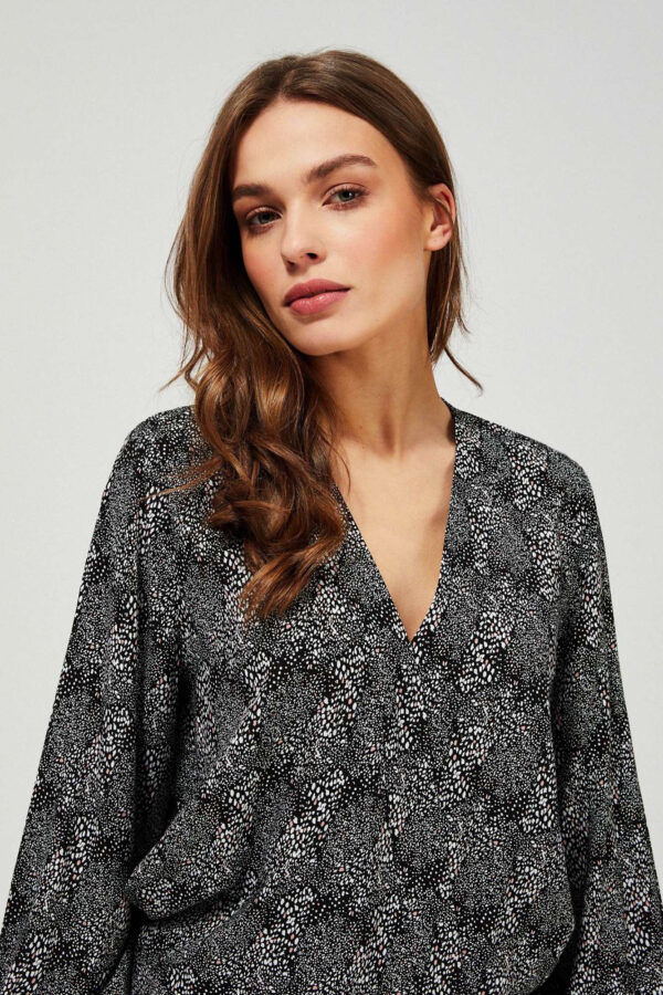 Koszula z głębokim dekolte