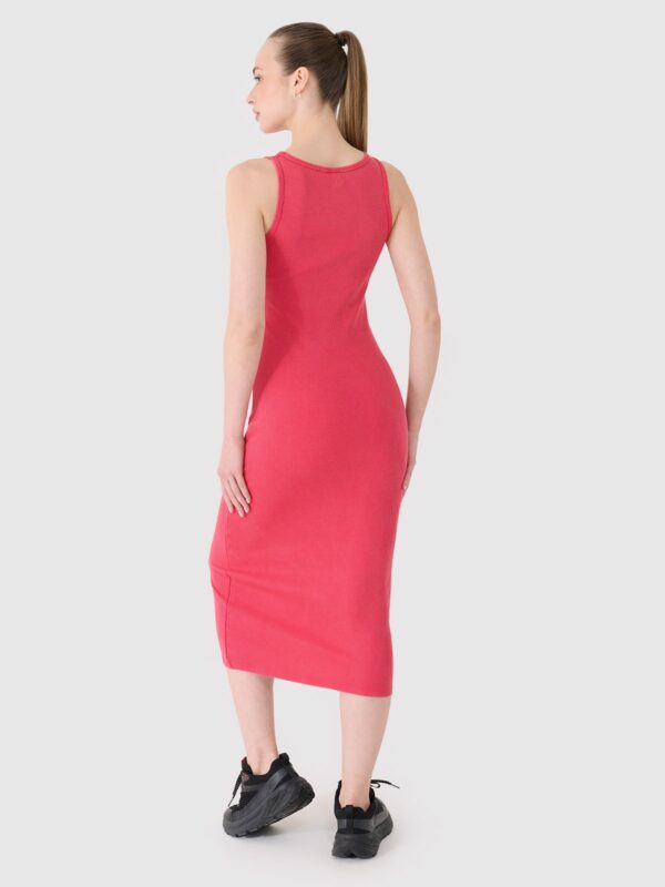 c6fa0344276d0cb2a8a12095a430e7842746d7c7 4F Sukienka z prążkowanej dzianiny damska - różowa