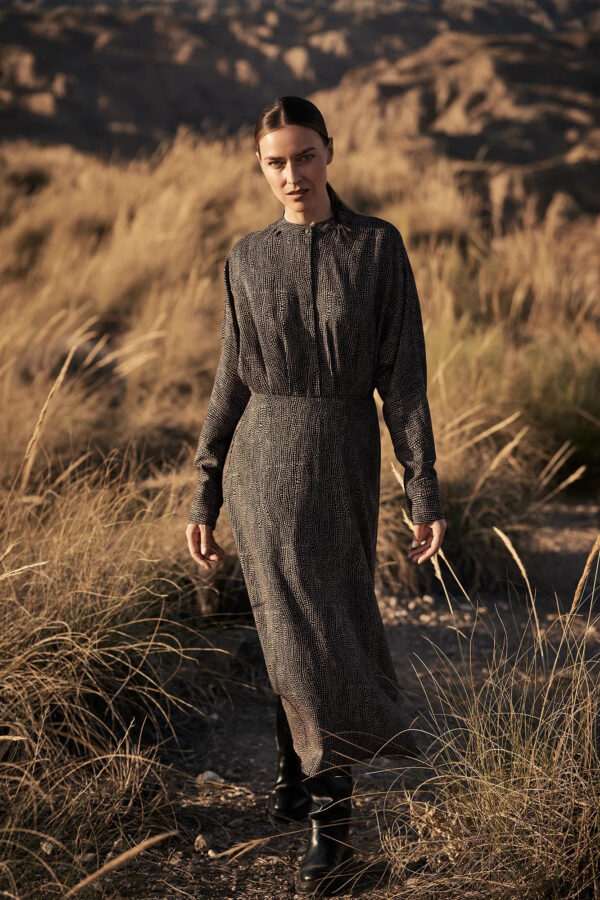 Elegancka sukienka midi w drobne kropki czarna