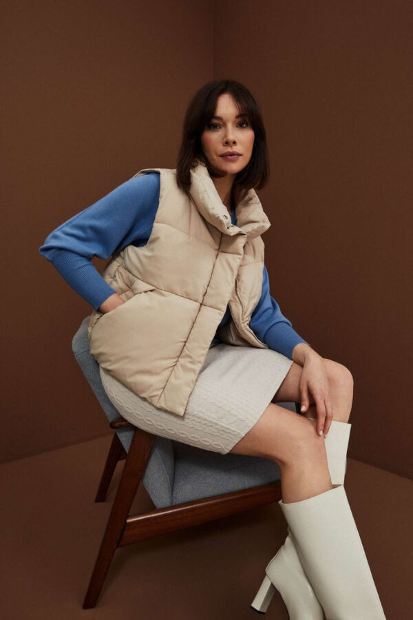 Krótka, pikowana kamizelka ze stójką