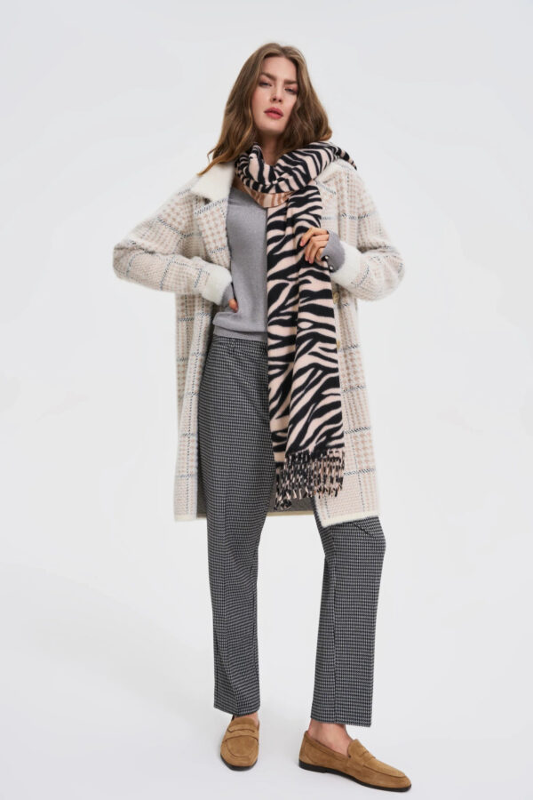 Szal w zwierzęcy wzór beżowy