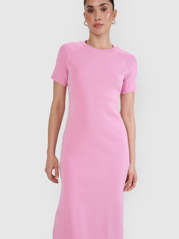 4F Sukienka midi z prążkowanej dzianiny damska - różowa