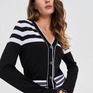 Sweter z ozdobnymi guzikami czarny