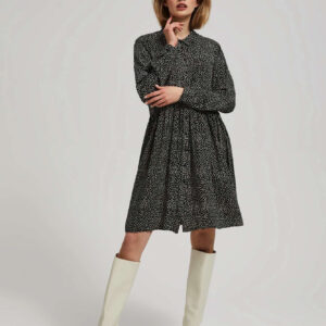 Koszulowa sukienka z rozkloszowanym dołem czarna