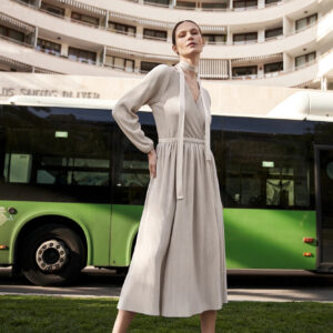 ce7124d0c035dc0a77cddc5b33e6e35e852723a6 Prążkowana sukienka z związaniem w talii beżowa