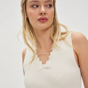 cf002a53a730374ea2966c43b394762964044b28 Gładki beżowy top