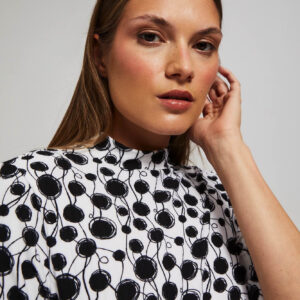 Wzorzysta bluzka z półgolfem perłowa