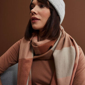 Szal w kratkę z frędzlami ciemno koralowy