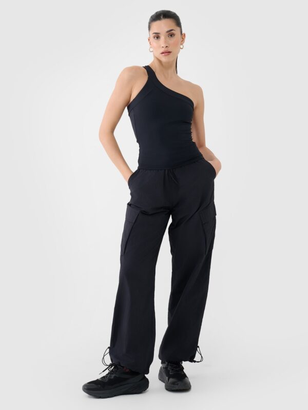 4F Crop-top slim z asymetrycznym ramiączkiem damski - czarny