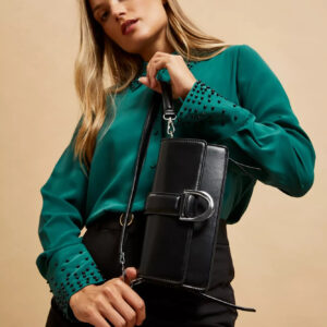 Torebka na ramię ze srebrną klamrą czarna