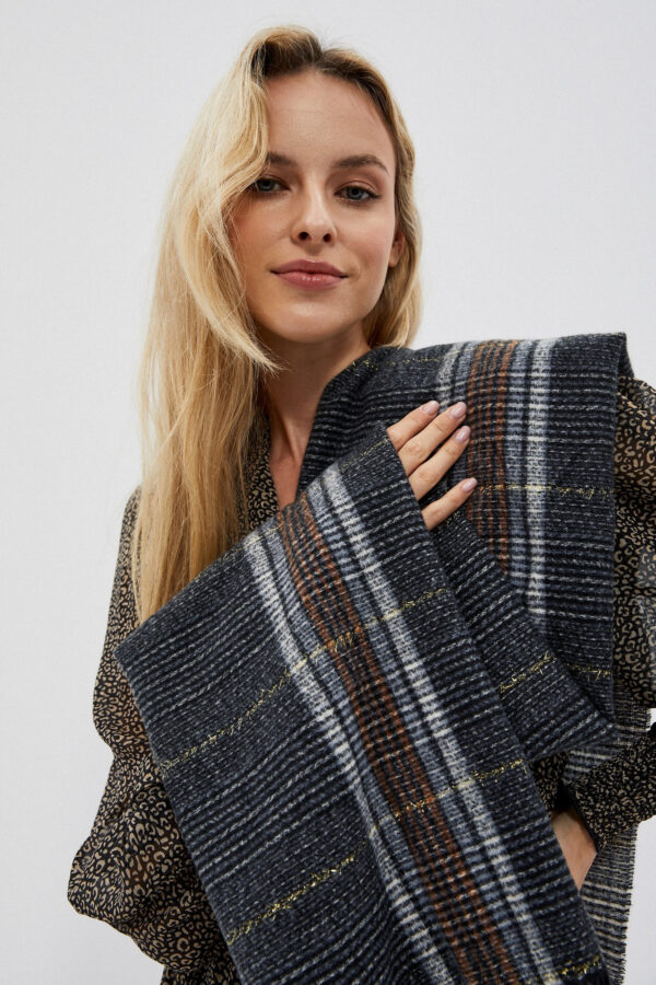 Szal w kratę z frędzlami i metaliczną nitką czarny