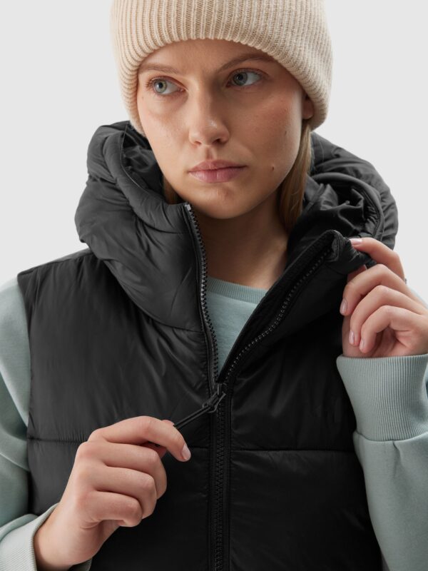 4F Długi bezrękawnik puchowy pikowany z kapturem damski - czarny