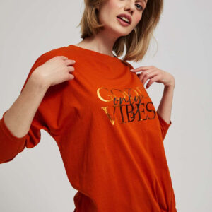 Bluzka z napisem i wiązanie