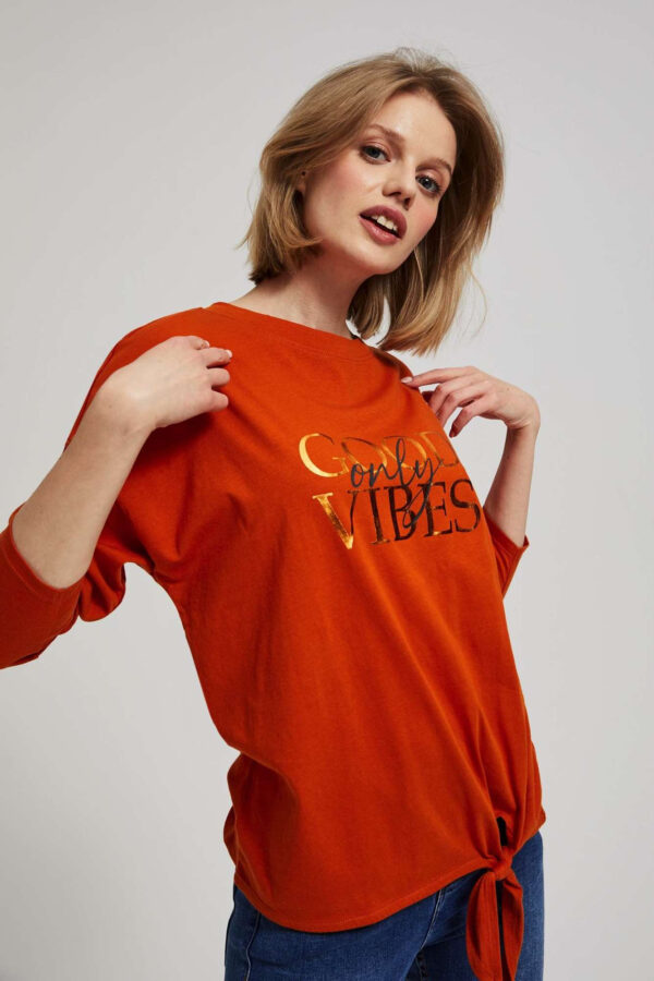 Bluzka z napisem i wiązanie