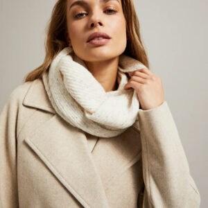 Komin ze strukturalnego materiału beżowy