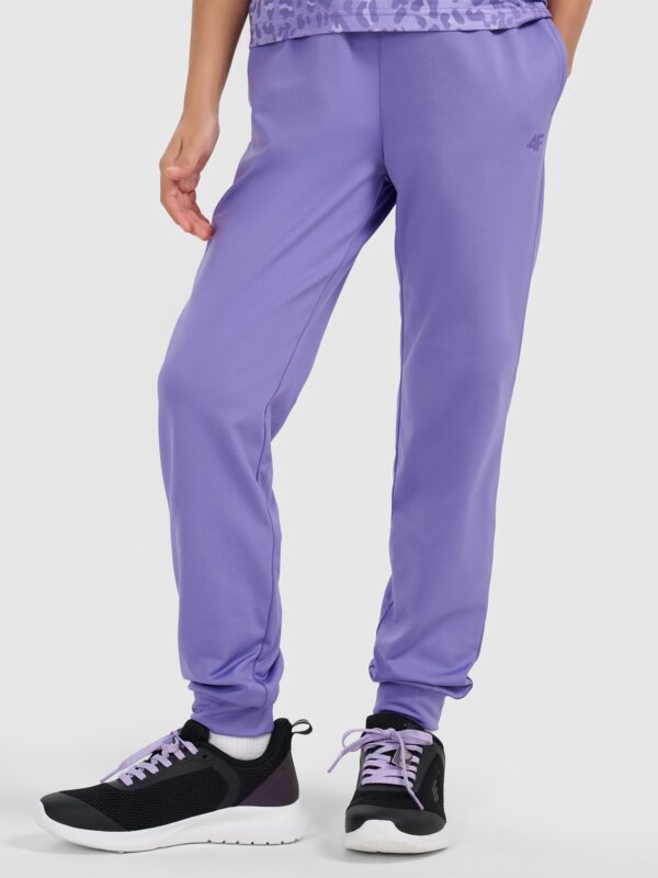 dcc5a1f1136e0efe4d8f33b30b0555c329e8c0fb 4F Spodnie sportowe joggery dziewczęce - fioletowe 122/128 (6-8 lat)