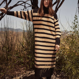 dced11e37648fc6b973bf639455493580730abab Dzianinowa sukienka w paski z golfem czarna