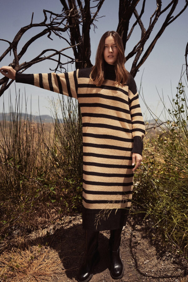 dced11e37648fc6b973bf639455493580730abab Dzianinowa sukienka w paski z golfem czarna