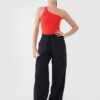 4F Crop-top slim z asymetrycznym ramiączkiem damski - czerwony
