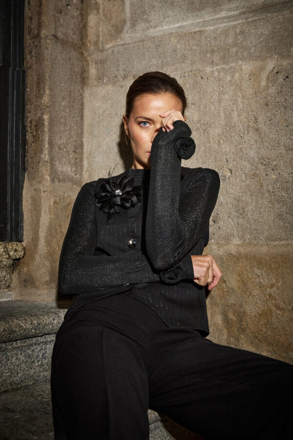 Bluzka z ozdobnymi rękawami czarna