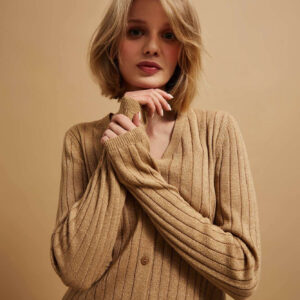 e25695ad0a77de32c77a22fc6a188dde02eb9a2d Sweter ozdobiony metaliczną nitką