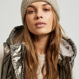 Czapka z metaliczną nitką beżowa