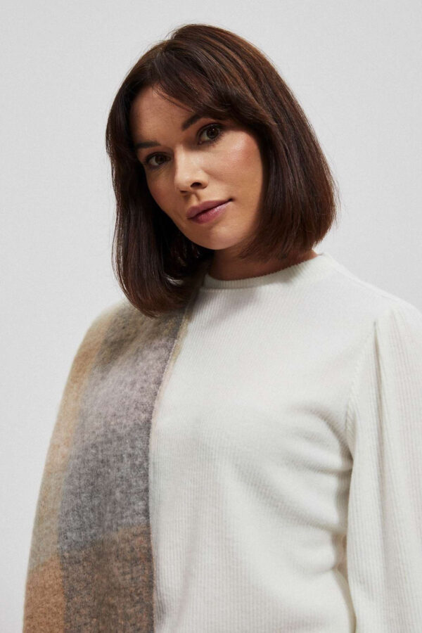 Ciepły szal z delikatnym wzore