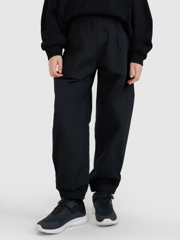 4F Spodnie casual joggery z szerokimi nogawkami dziewczęce - czarne 122 (6-7 lat)