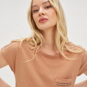 e8466282d8bd10914ca02792722b0fed954fe852 Bawełniany t-shirt z kieszonką brązowy