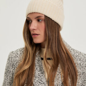 Czapka z wełną jasnobeżowa