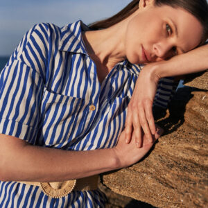 eb60a03facd0632a65fe854c6fed91fd58b50188 Koszula w paski zapinana na guziki z kieszeniami niebieska