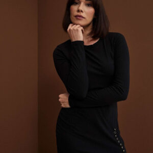 Prążkowana sukienka z ozdobnym guzikami