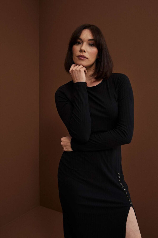 Prążkowana sukienka z ozdobnym guzikami