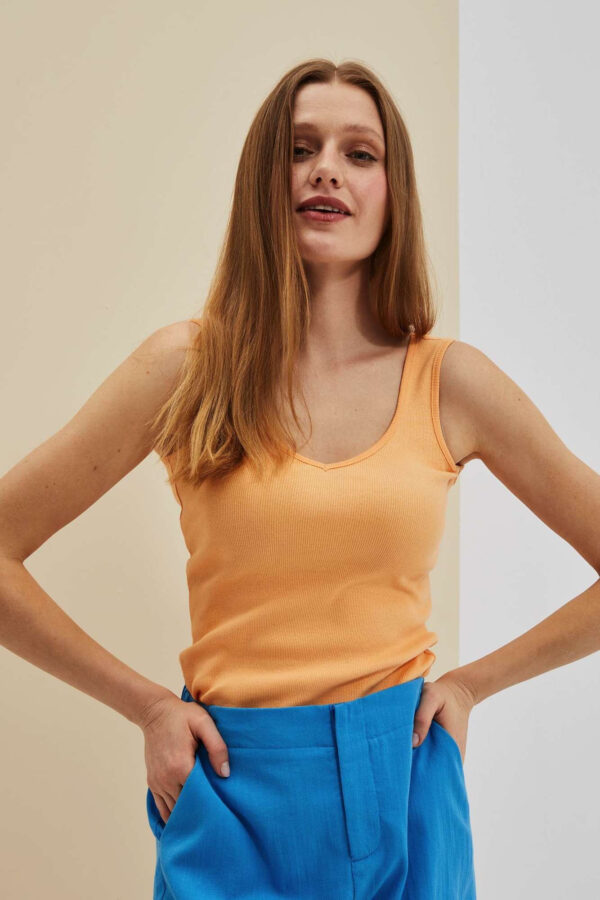 Gładki top brzoskwiniowy