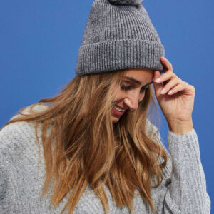 Czapka z prążkowanej dzianiny z pomponem szara