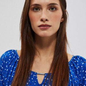 Wzorzysta koszula z dekoltem w łódkę niebieska