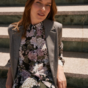 f15c6721a6fe2dd657bbb2c990fdfd2b5e47f94a Plisowana koszula z kwiatowym wzorem i bufiastymi rękawami czarna