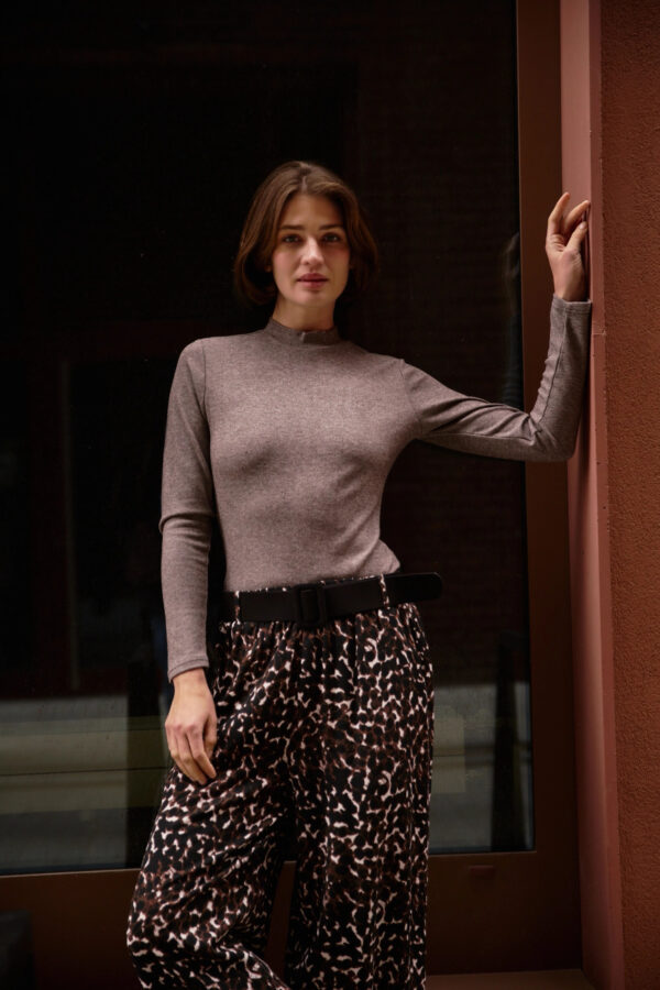 Bluzka z golfem brązowa