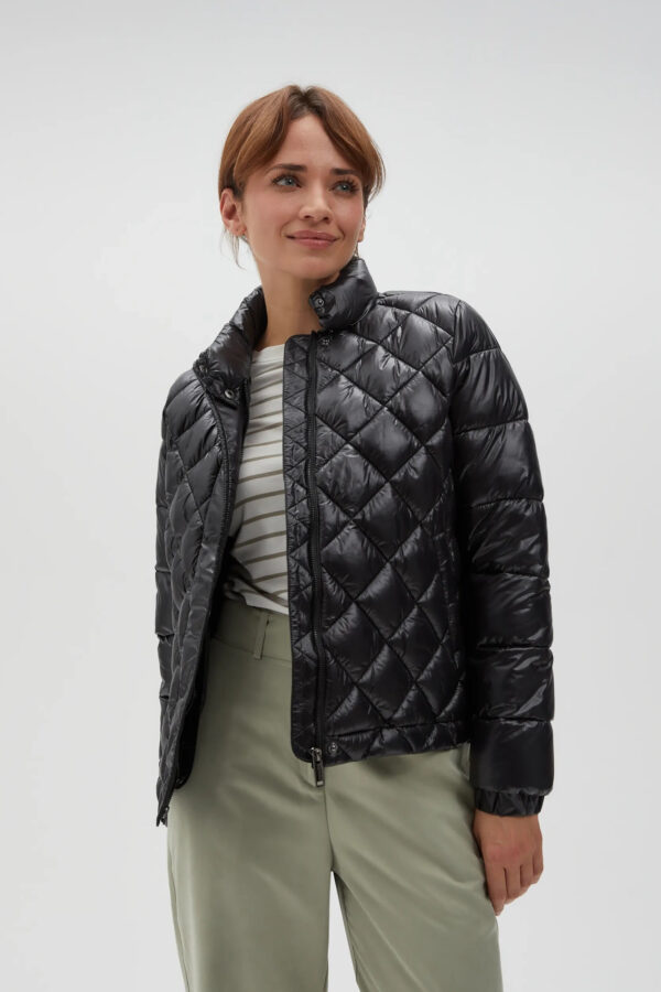 f6f7d33a590e61e0e542f185be9a7a9f067bc2d8 Krótka, pikowana kurtka czarna
