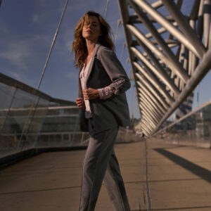 Marynarka z podwijanymi rękawami szara