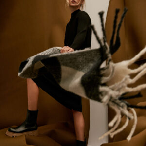 Szal w dużą kratę z frędzlami czarny